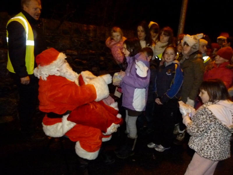 Big Crowd turns out to welcome Santa to Kilmurry 2012